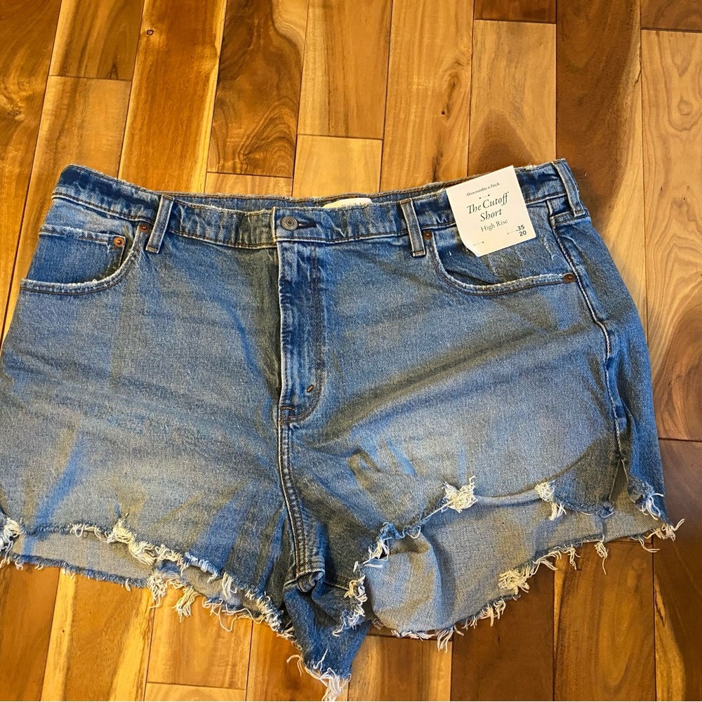 ✨Abercrombie high rise cut off short